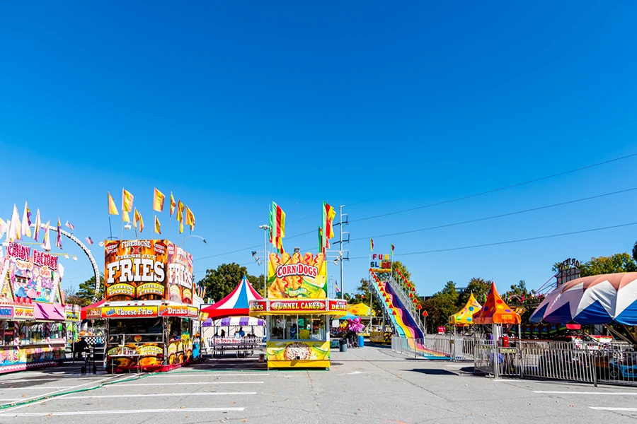 Jeux en bois géants installés dans une cour pour une kermesse
