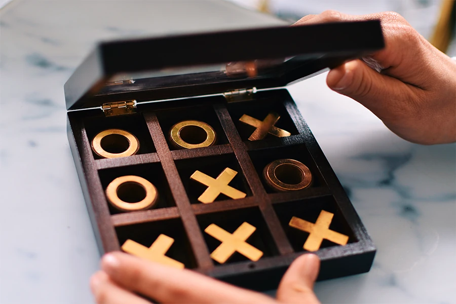 Collection de jeux en bois anciens posés sur une étagère
