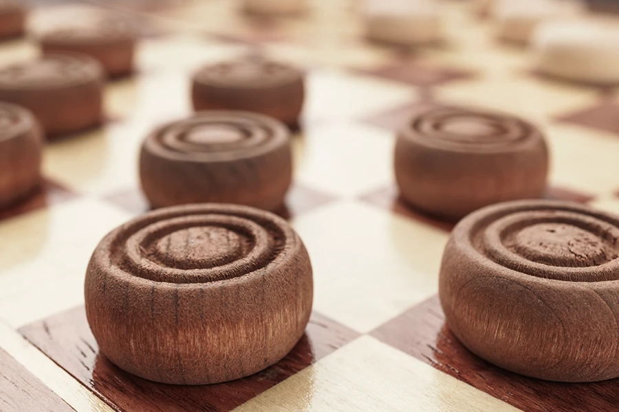 Jeux en bois géants installés en extérieur lors d'un événement