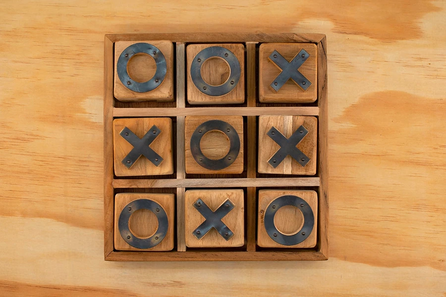 Planches de bois, outils et pièces en cours de fabrication artisanale