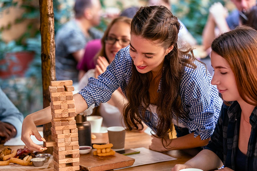 Stands de jeux en bois alignés lors d'une kermesse