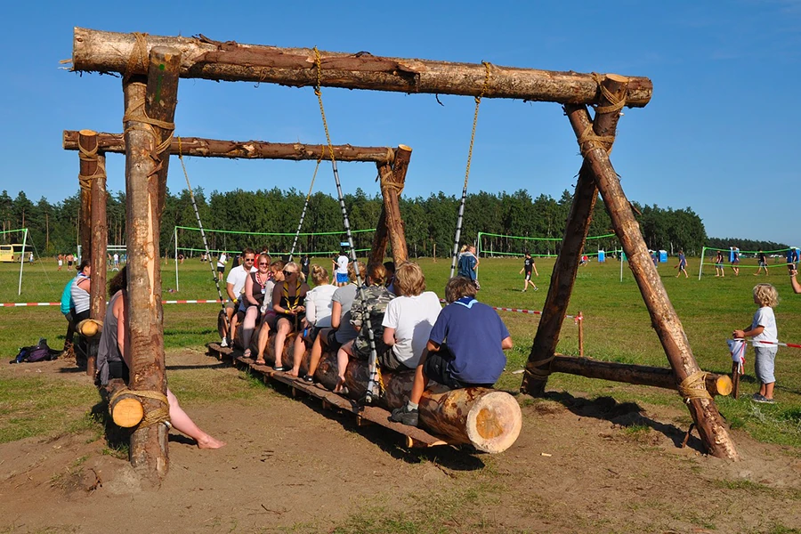 Jeux en bois géants en action lors d'un événement convivial en plein air