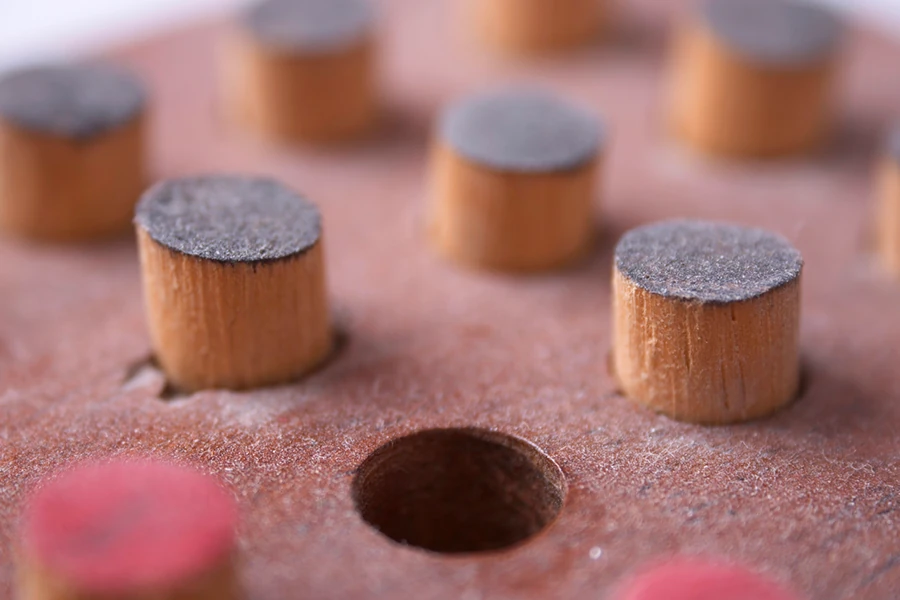 Jouets en bois artisanaux posés sur une table en bois naturel