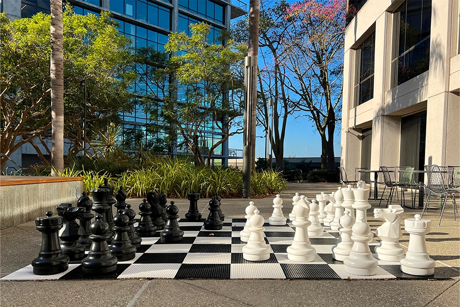 Jeux en bois géants disposés en extérieur lors d'une animation en plein air