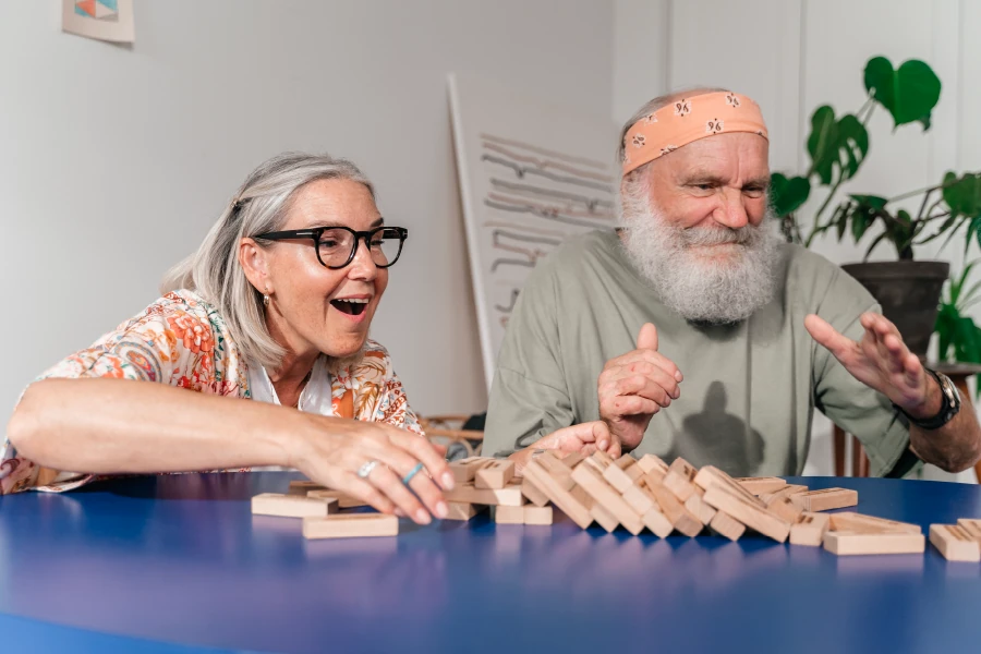 Jeux en bois géants disposés dans un espace d'activités en EHPAD