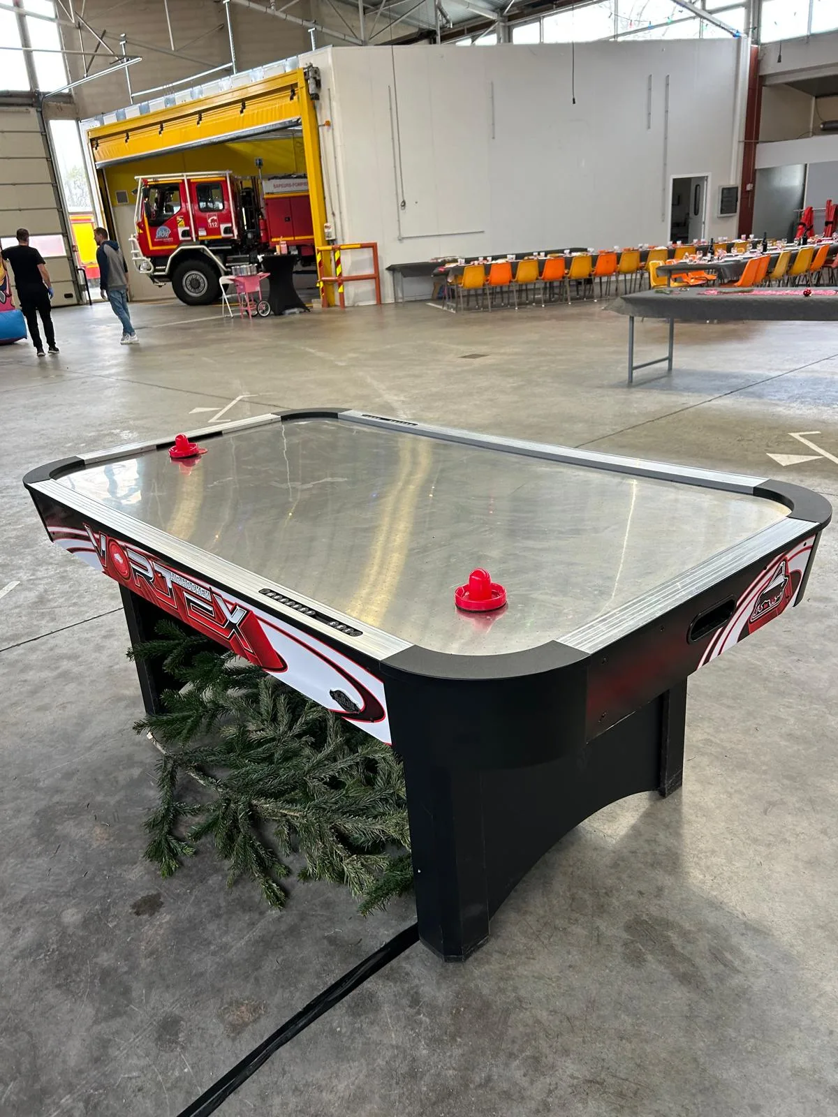 Table air hockey By Anim installée lors d'un événement en Occitanie