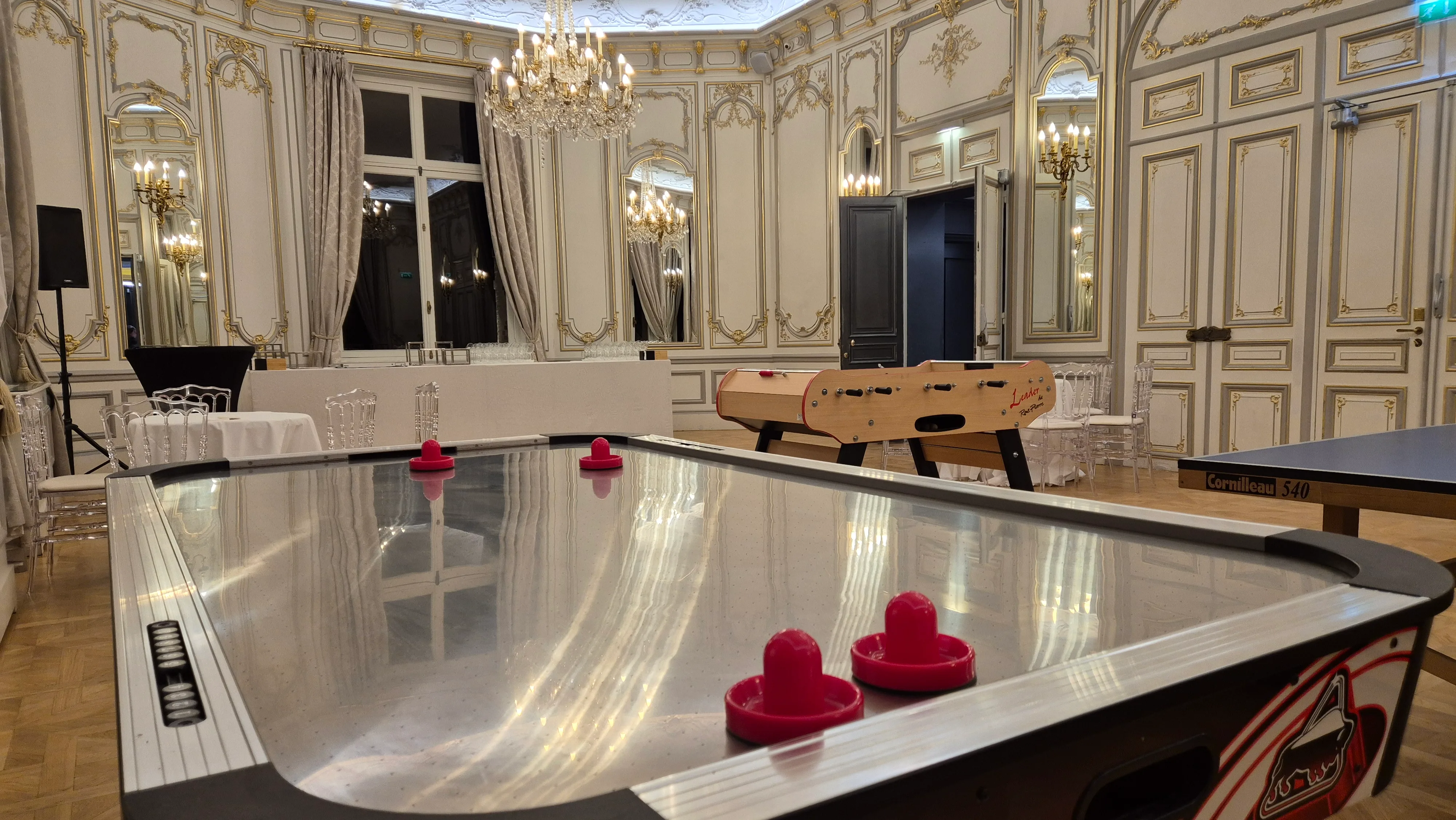 Table air hockey professionnelle avec soufflerie installée pour un événement d'entreprise