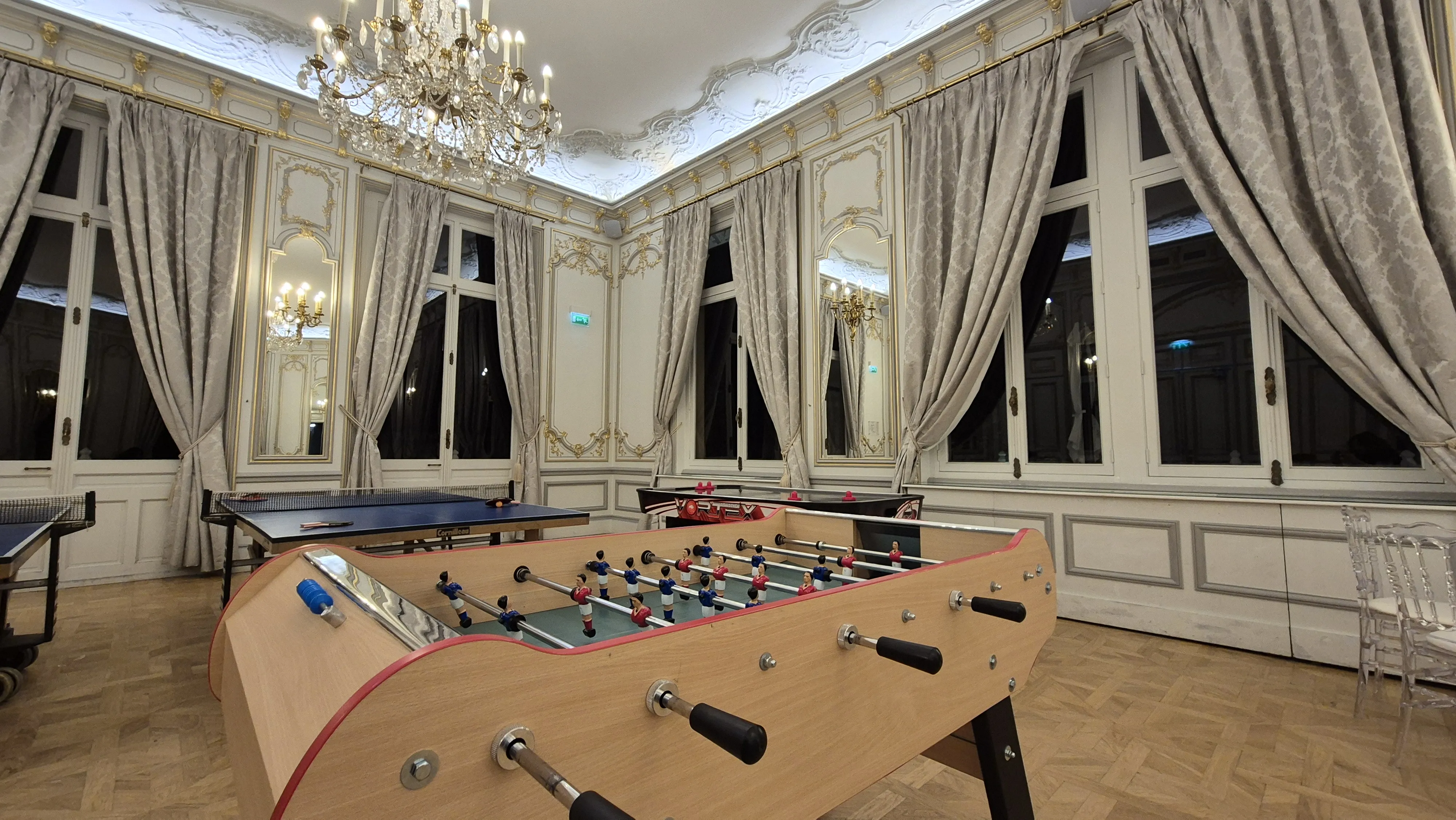 Baby-foot et ping-pong installés pour un événement en salle