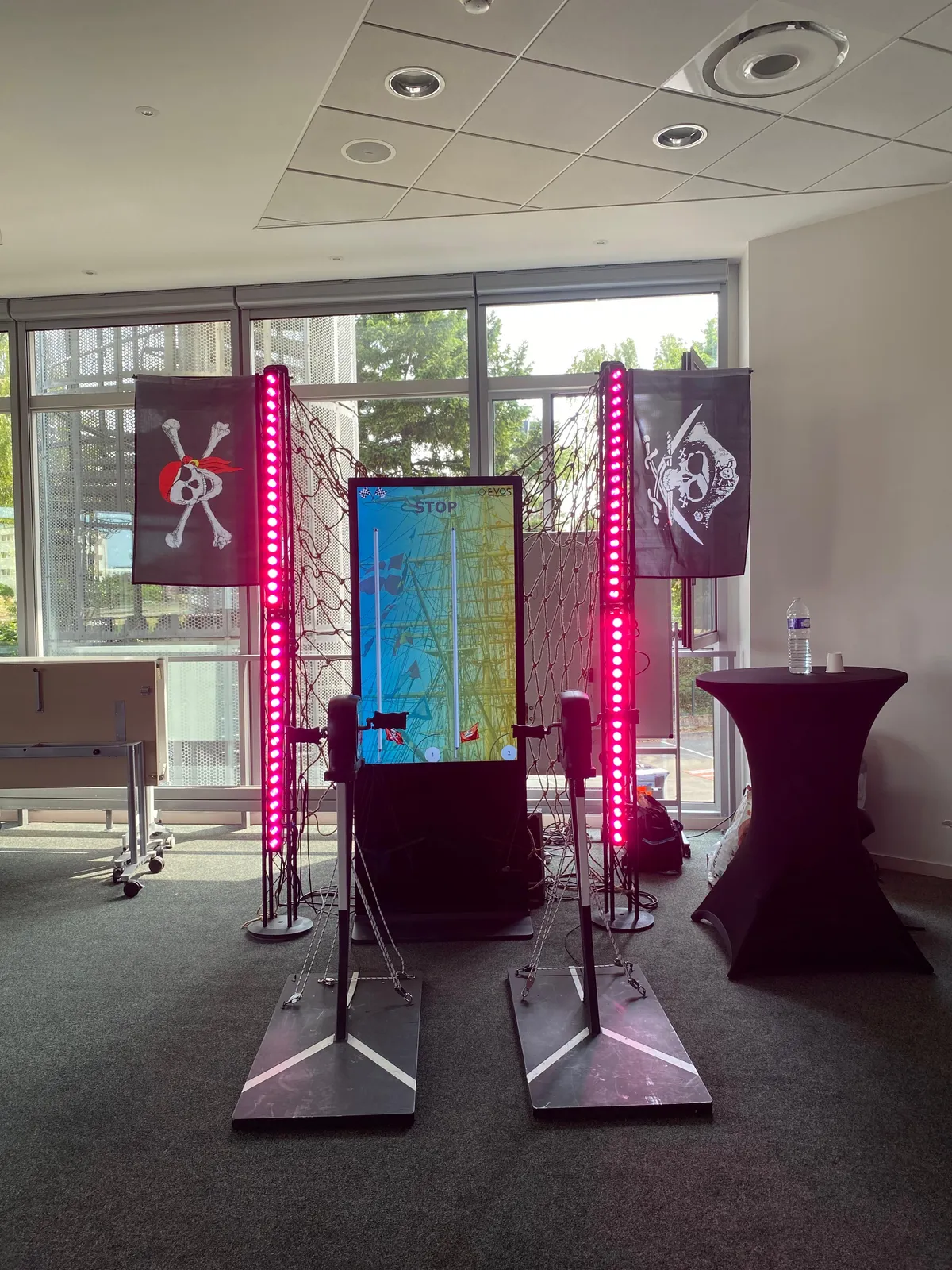 Détail du dispositif Hisse ta voile avec cordes et drapeaux pirates