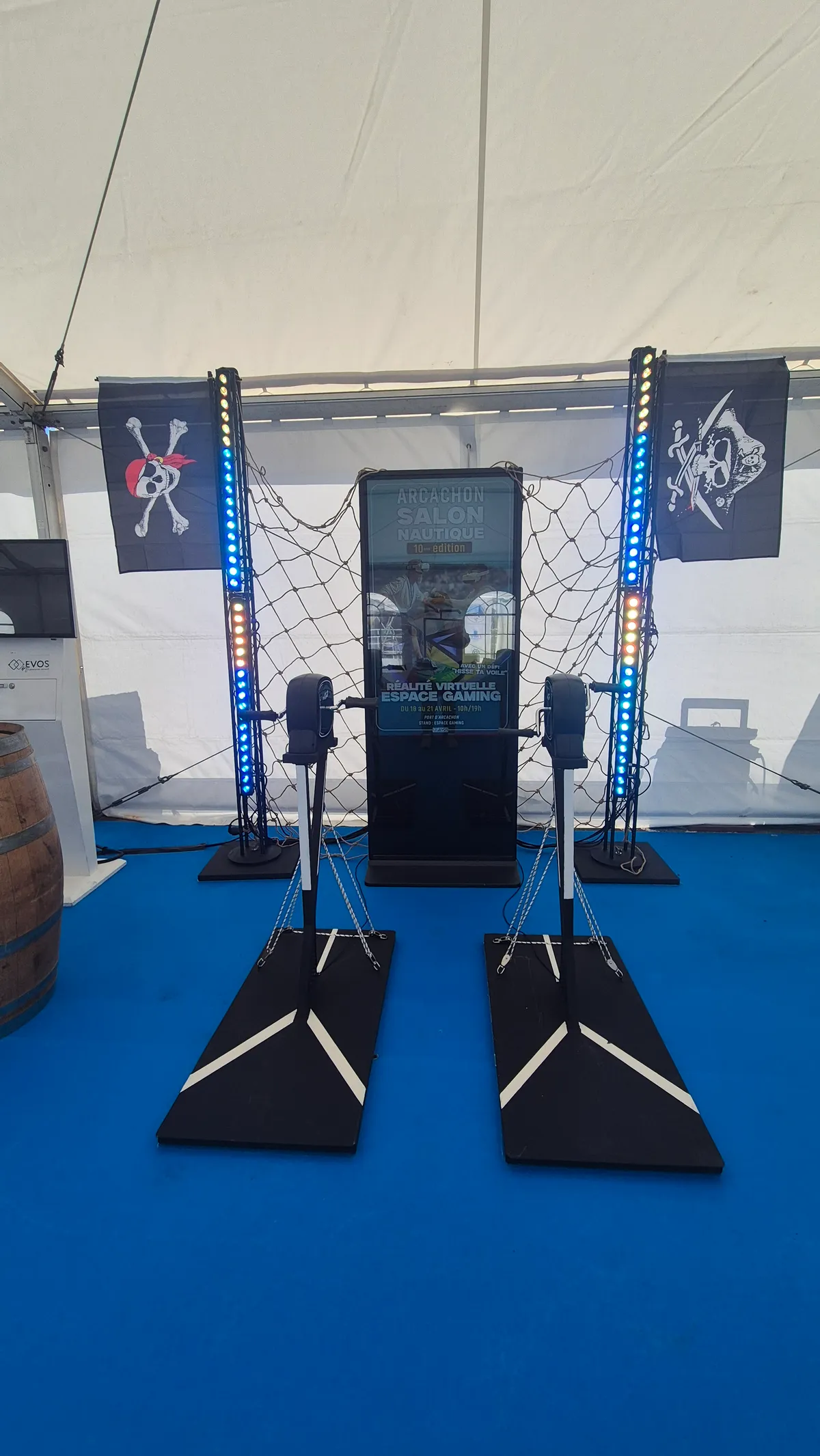 Stand Hisse ta voile avec mâts, barres LED et totem numérique sous chapiteau