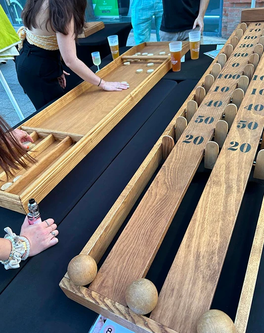 Jeux en bois installés sur une place de centre-ville