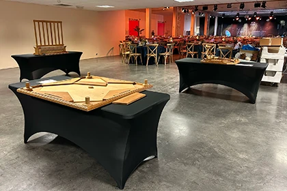 Jeux en bois géants disposés sur une pelouse lors d'un événement