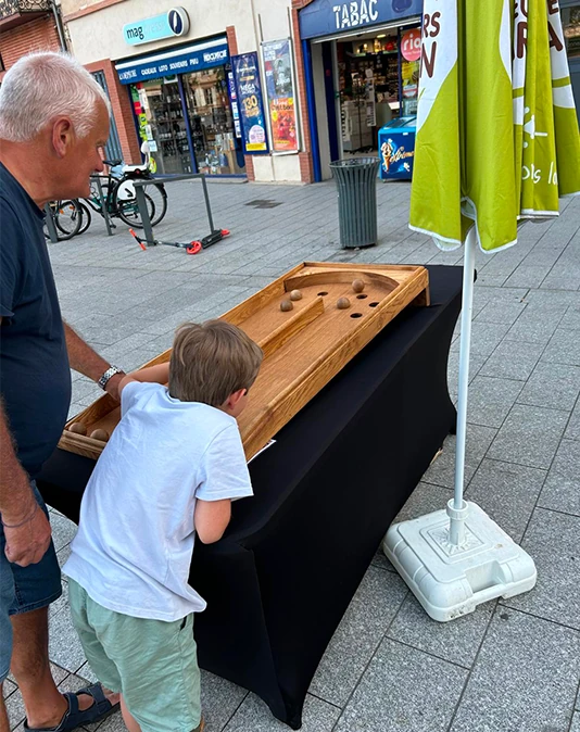 Un grand-père et son petit-fils jouant ensemble à un jeu en bois