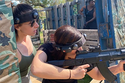 Joueurs équipés de plastrons laser game en extérieur