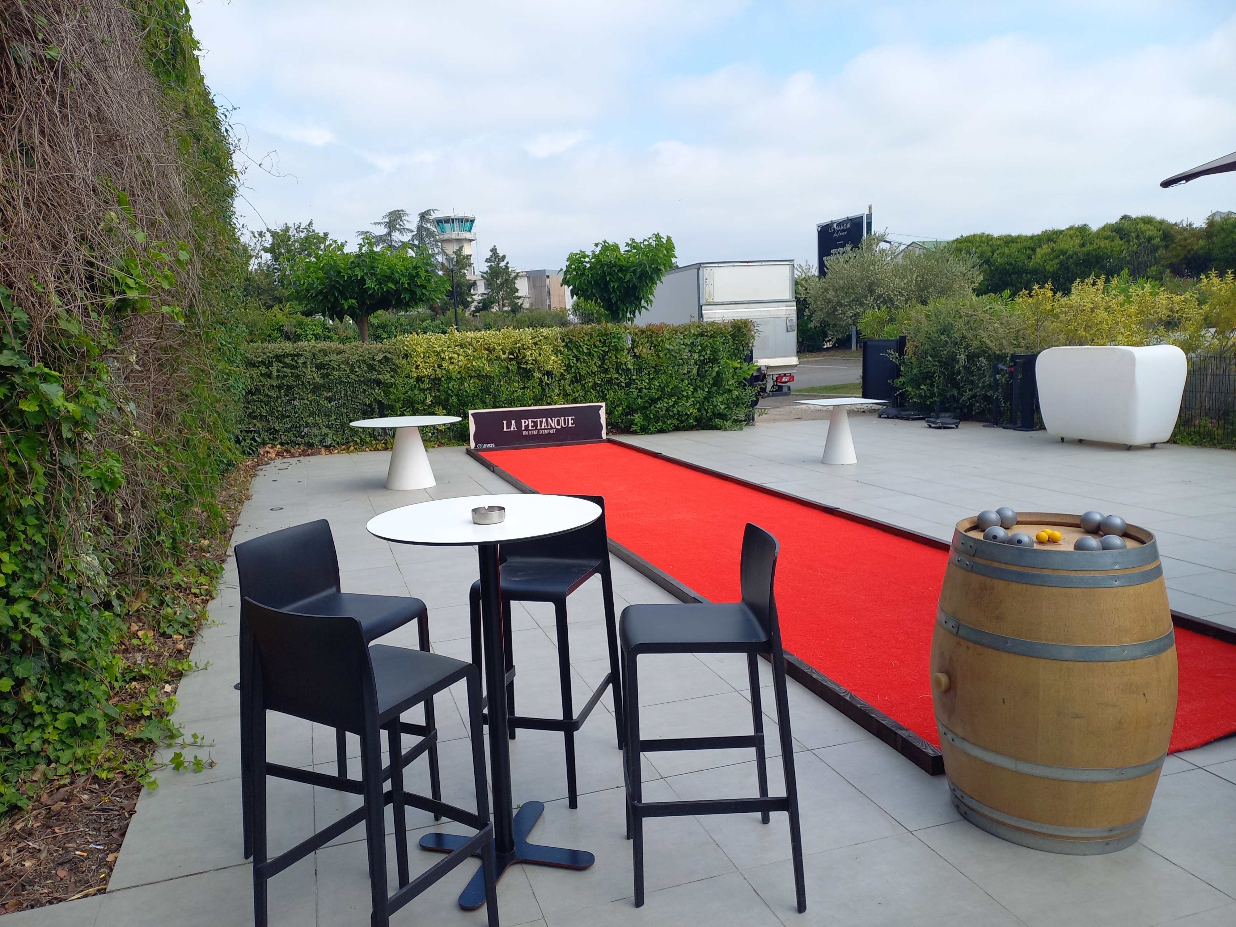 Terrain de pétanque synthétique By Anim installé en extérieur pour un événement