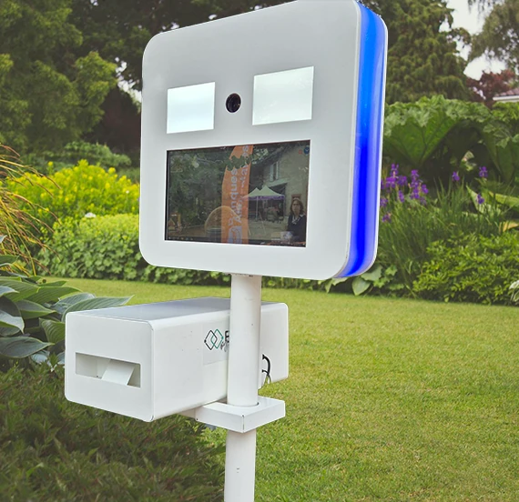 Invités posant dans un photobooth avec accessoires lors d'une soirée d'entreprise