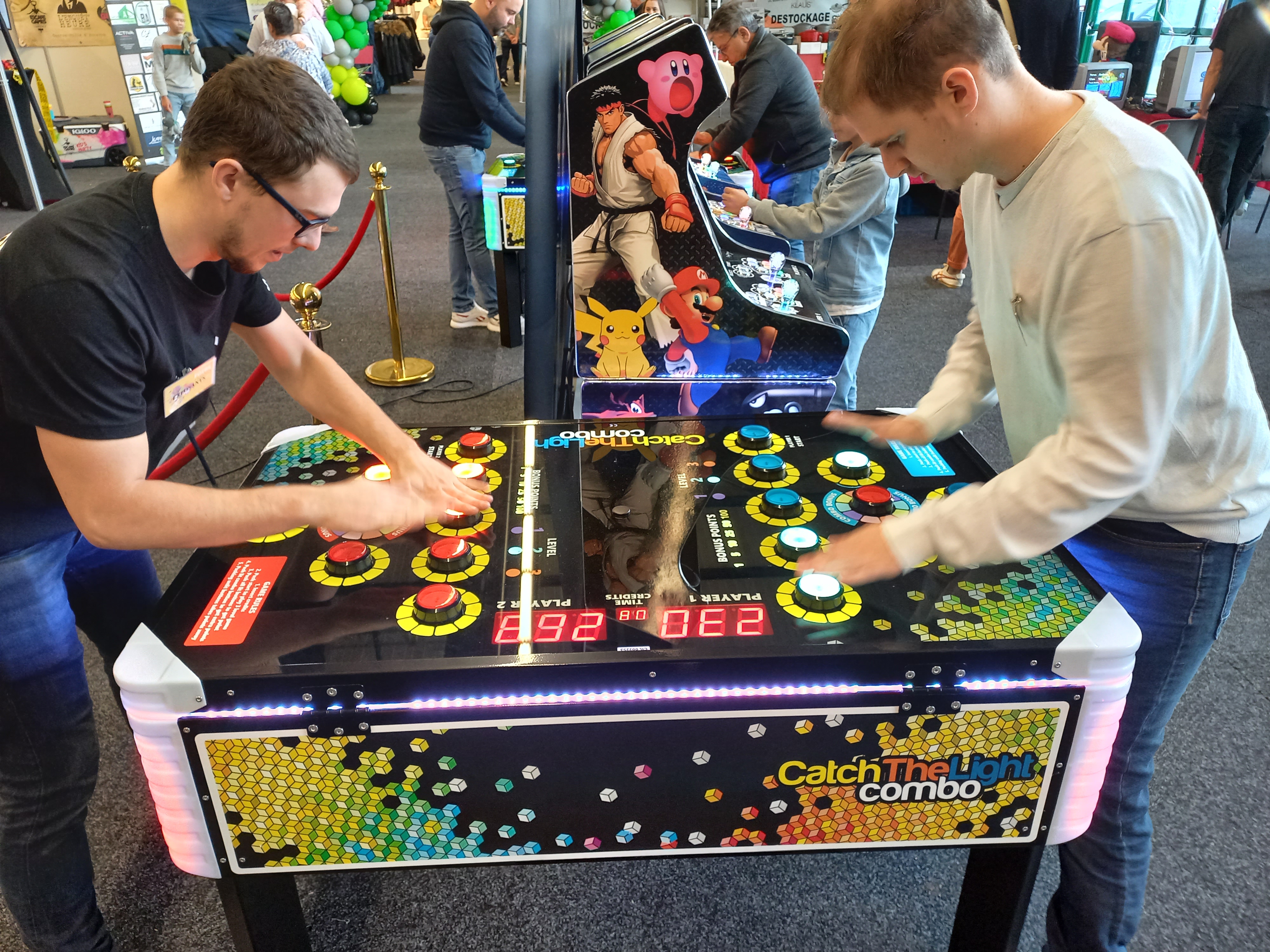 Duel entre deux joueurs sur une table de réflexe lumineuse lors d'une soirée d'entreprise animée par By Anim en Occitanie