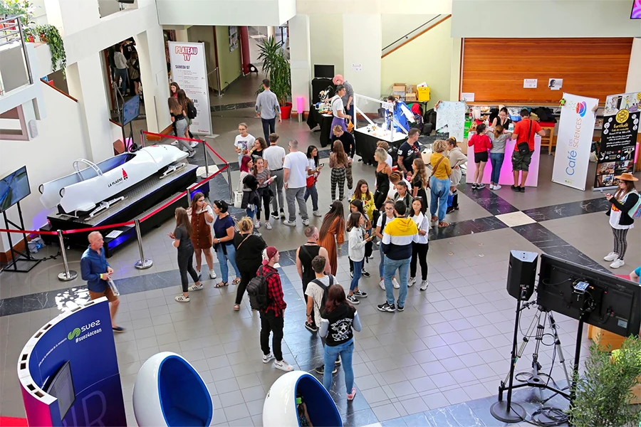 Participants souriants autour de jeux en bois lors d'un team building organisé par By Anim