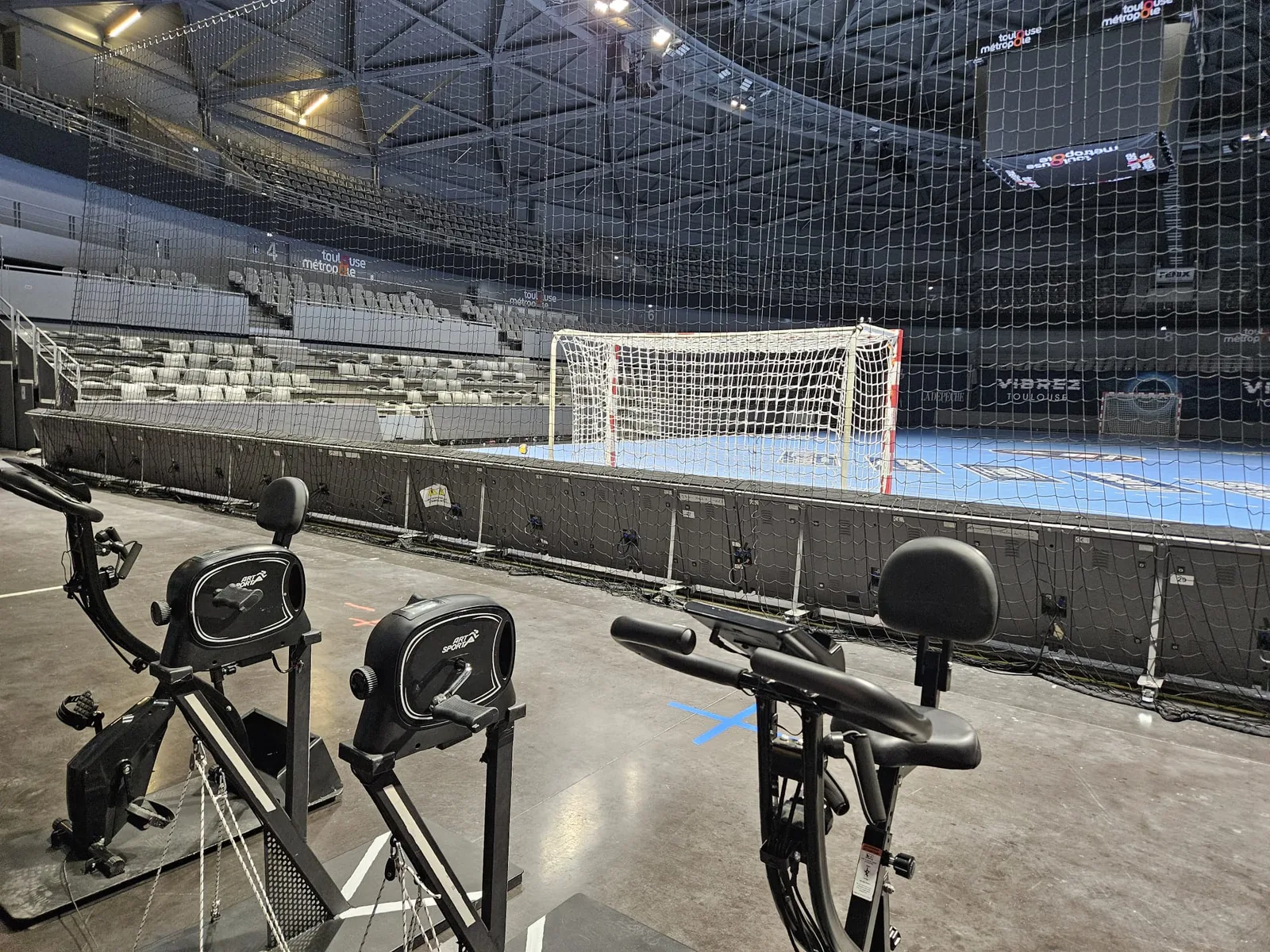 Animations vélo challenge et Hisse ta voile installées au bord du terrain de handball du Palais des Sports André-Brouat