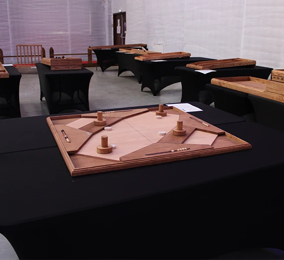 Jeux en bois géants disposés sur une pelouse pour un événement en extérieur