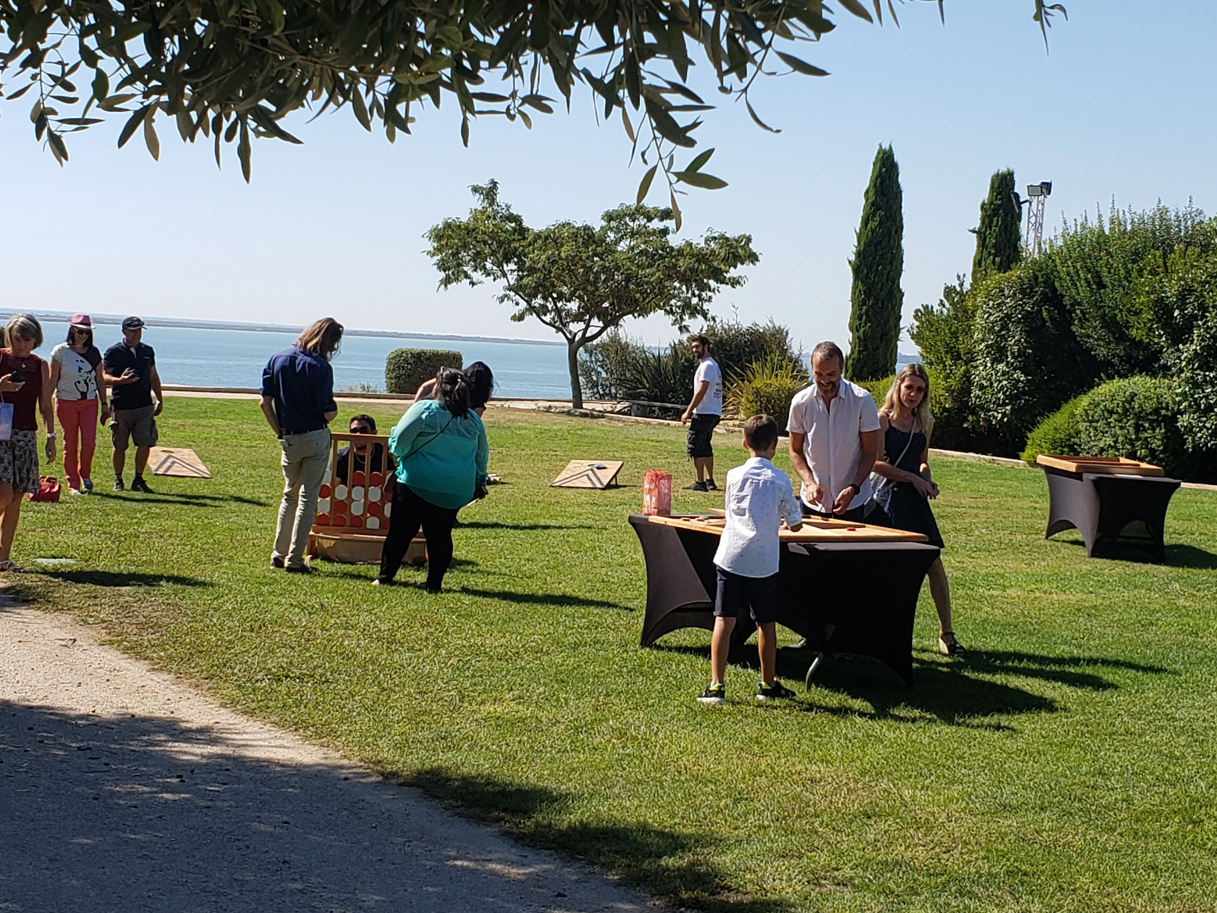 Participants jouant aux jeux en bois géants en plein air pendant un team building