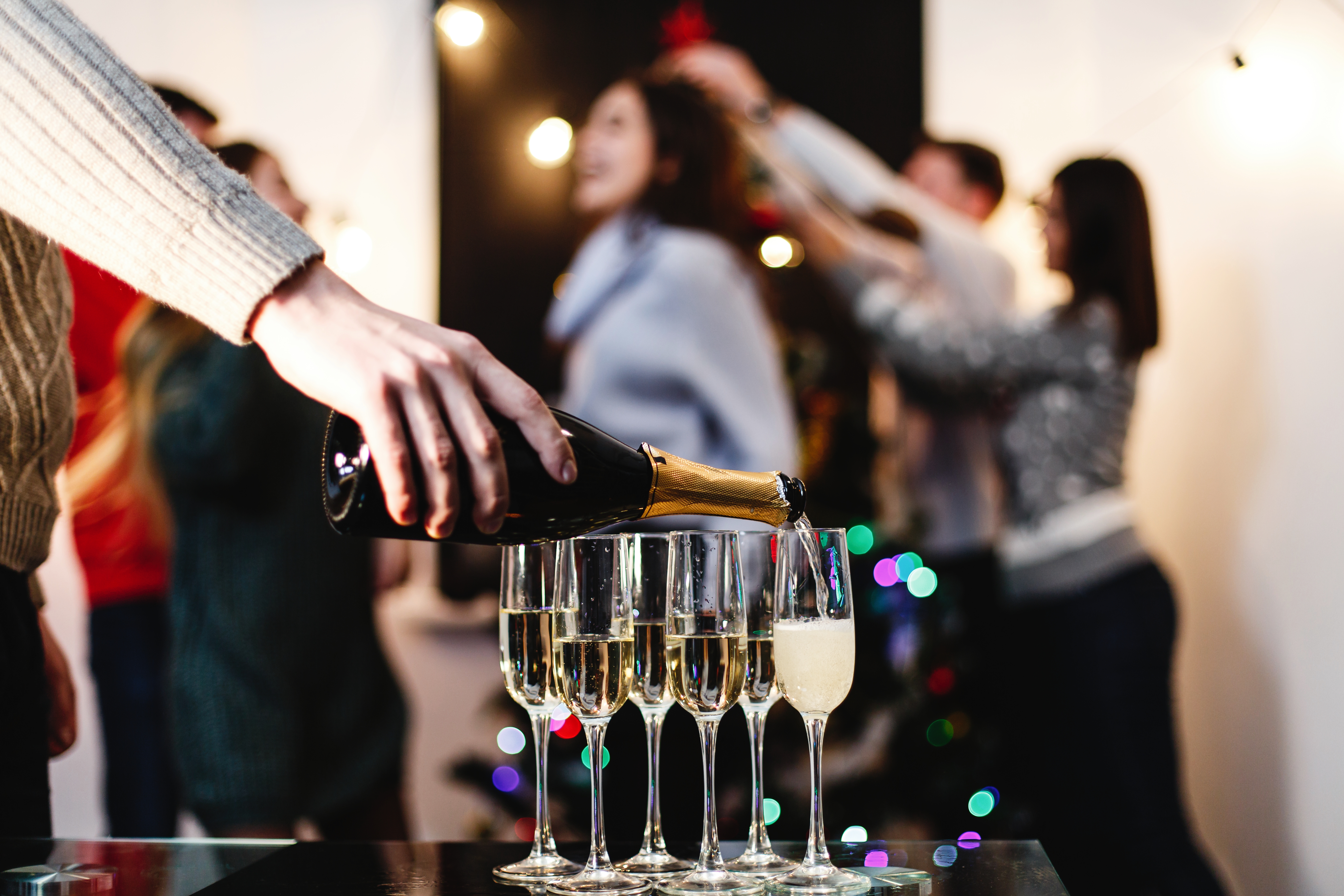 Service de coupes de champagne pendant l'apéritif d'une soirée d'entreprise