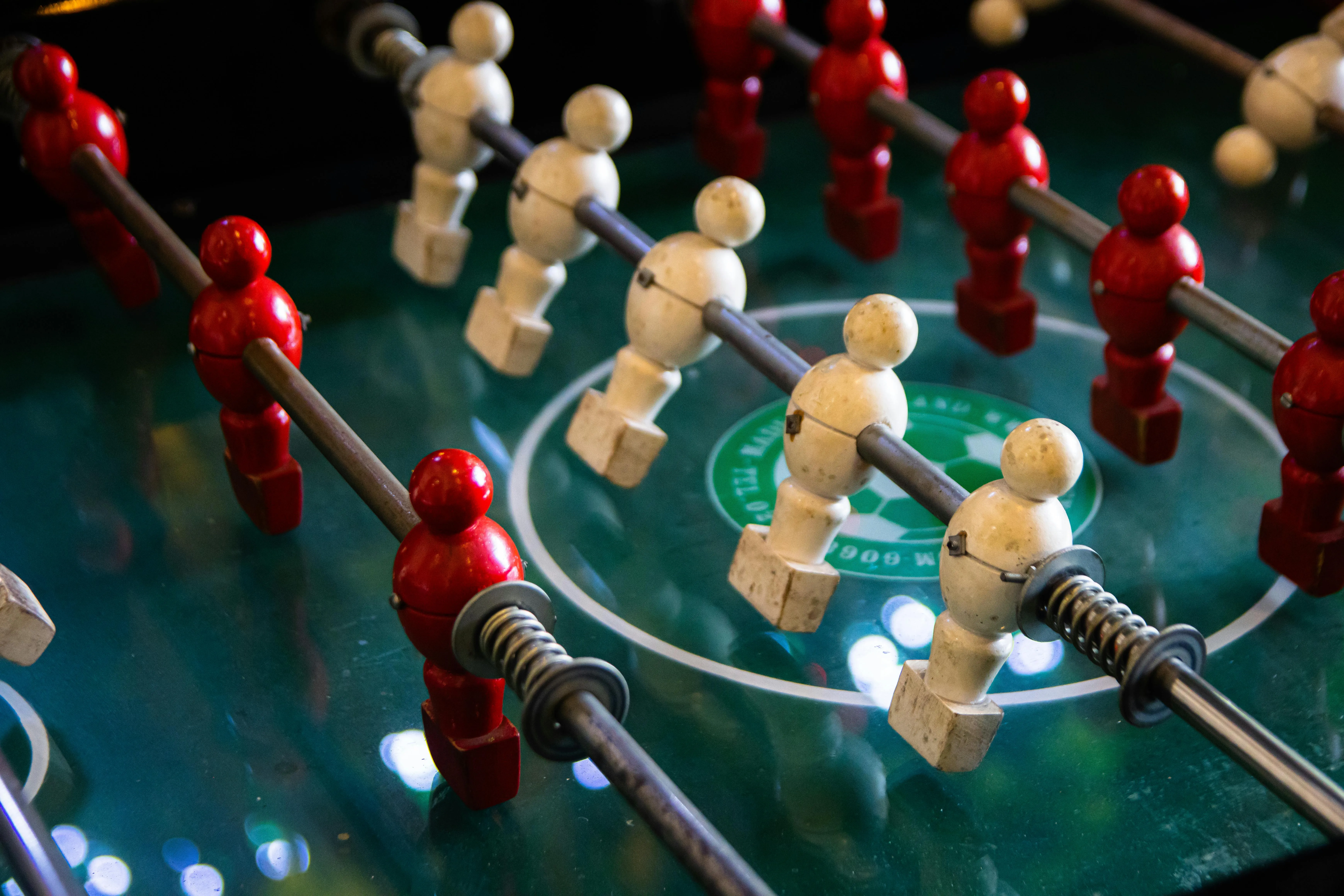 Gros plan sur les figurines d'un baby-foot classique