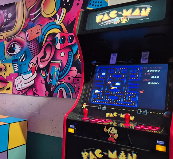 Invités jouant sur une borne arcade Pac-Man lors d'un événement
