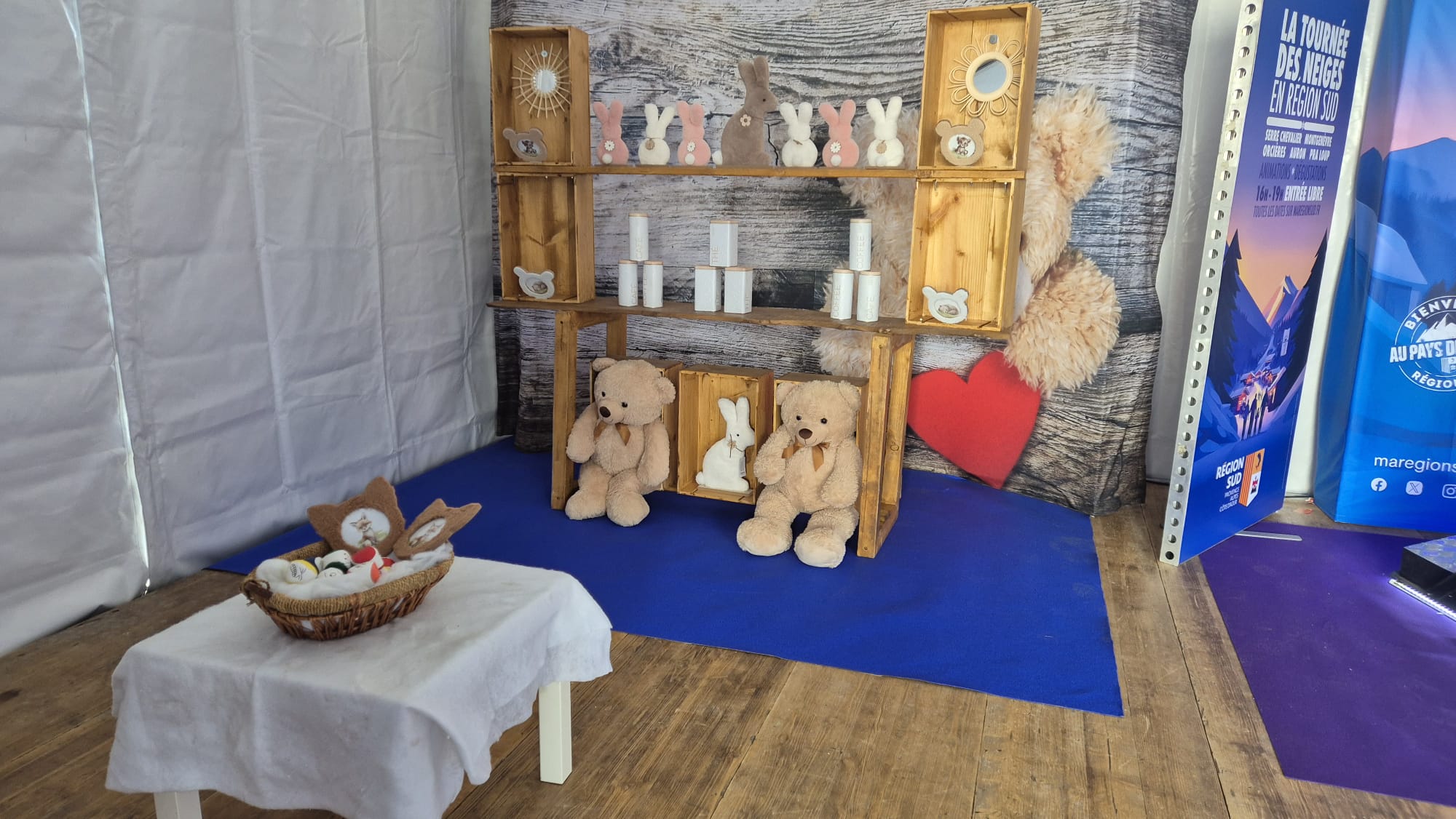 Stand de chamboule-tout By Anim avec ses boîtes à renverser et son décor forain installé en extérieur