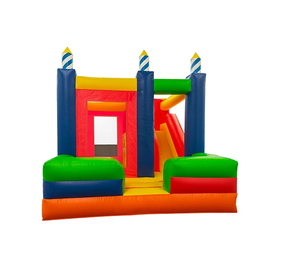 Château gonflable multicolore avec tours en forme de bougies et toboggan latéral