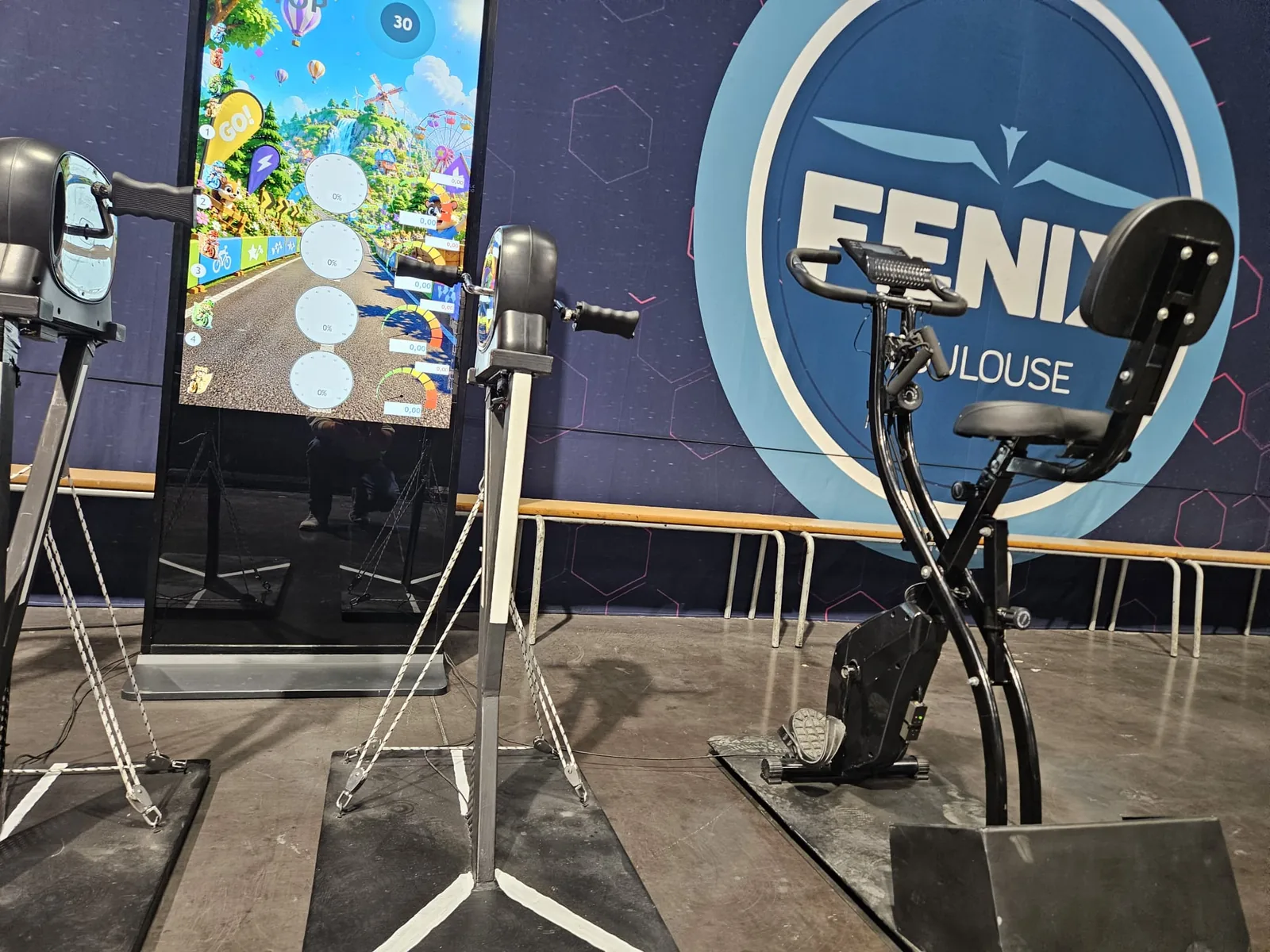 Défi Hisse ta voile et vélo challenge en accès libre devant le logo du Fenix Toulouse Handball