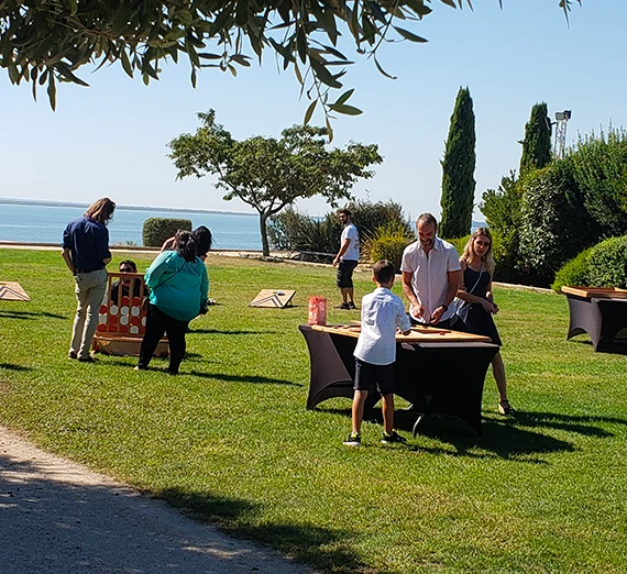 Jeux en bois géants installés en plein air lors d'un team building en Occitanie