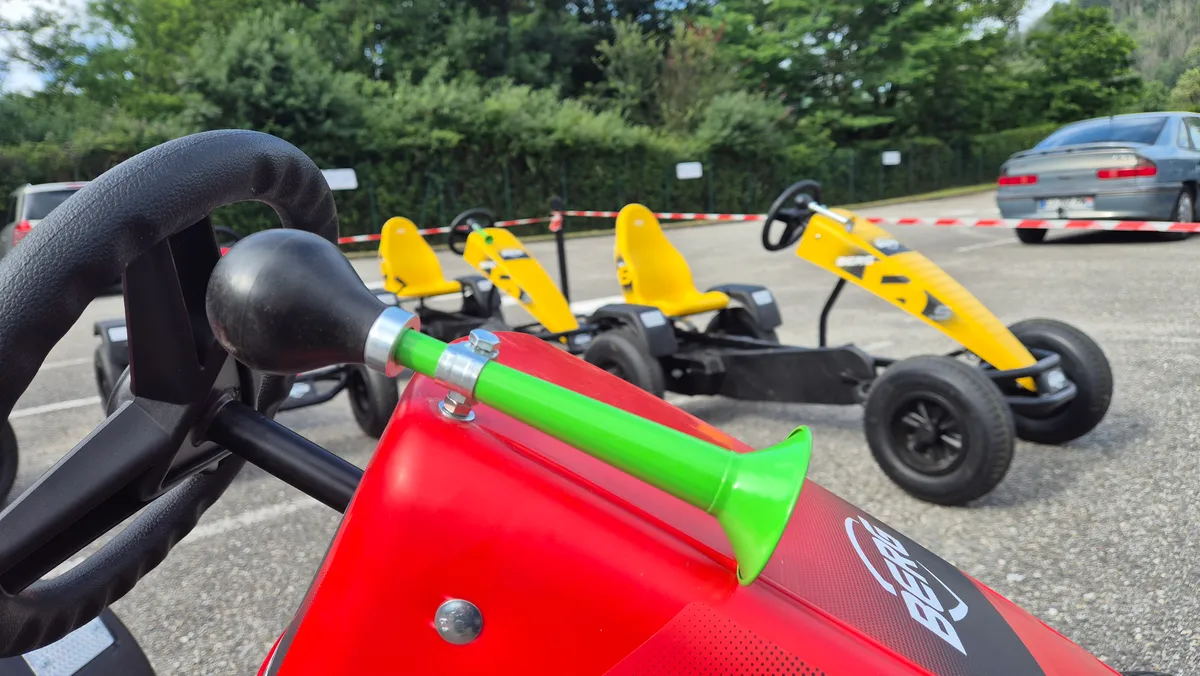 Karts à pédales By Anim alignés sur un circuit prêts pour une course