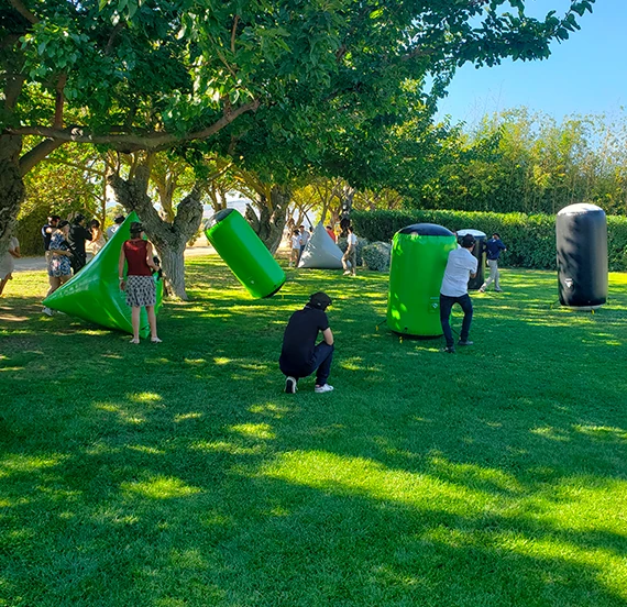 Équipement laser game posé sur une table en extérieur