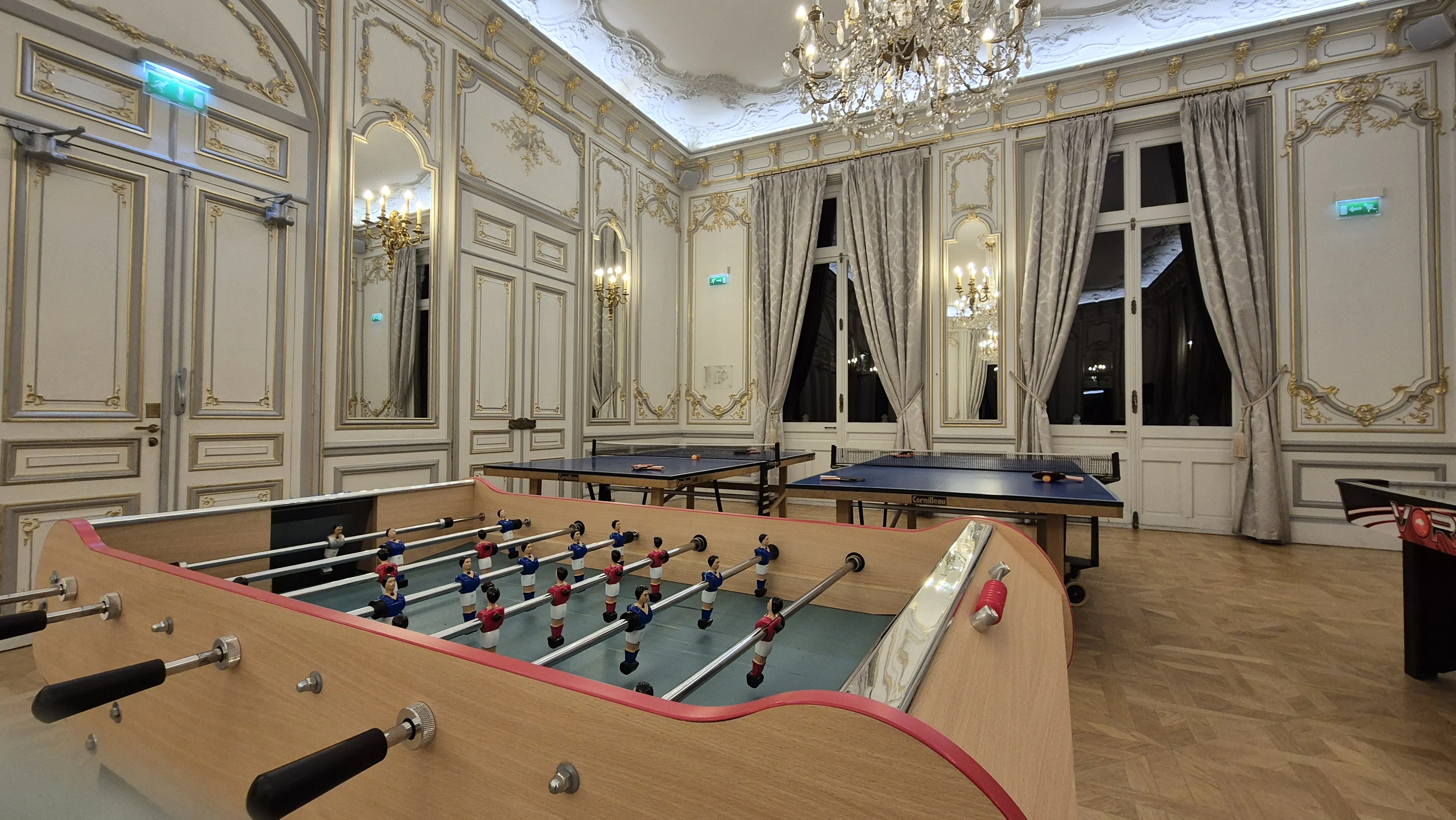 Baby-foot en bois avec joueurs rouges et bleus