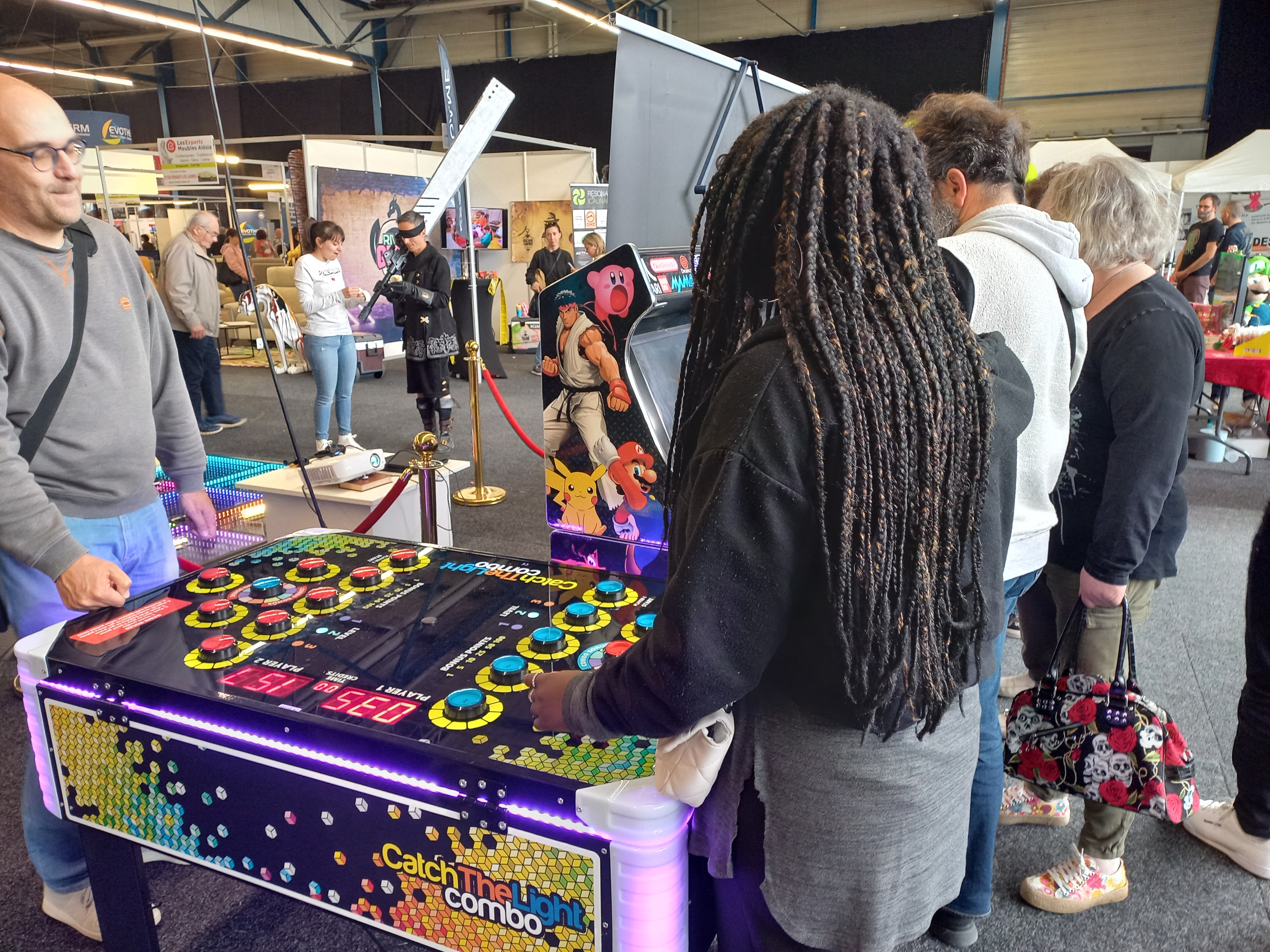 Joueurs en pleine partie sur une table de réflexe 2 joueurs lors d'un salon professionnel animé par By Anim