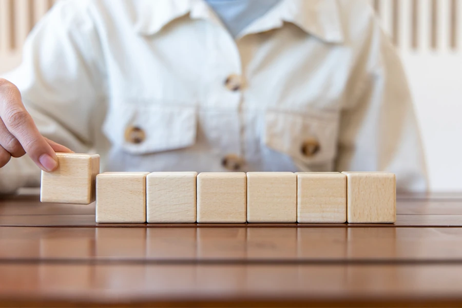Rangée de cubes en bois vernis alignés sur une table