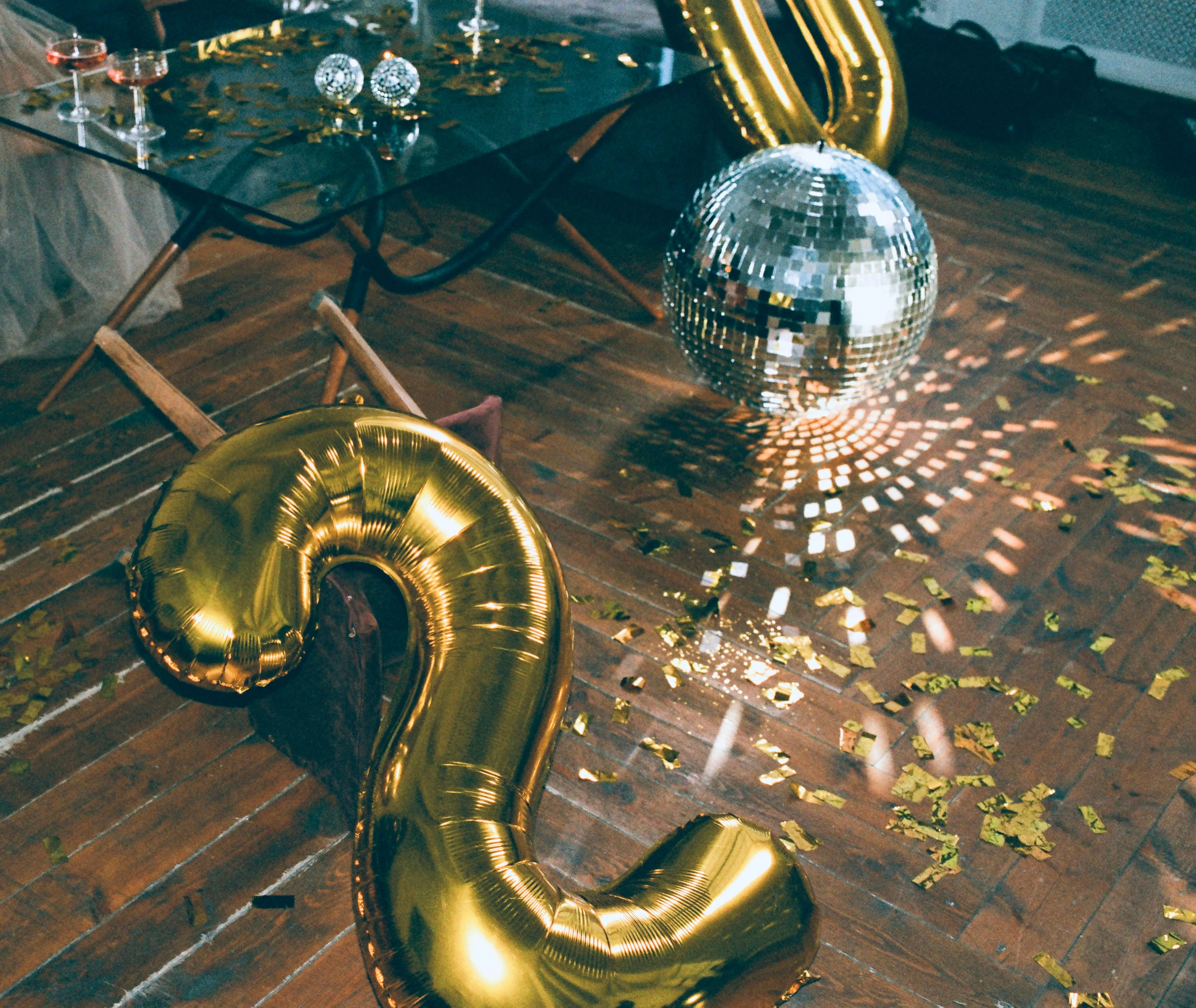 Ballon doré et confettis dans un salon décoré pour un afterwork