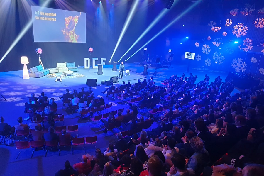 Scène illuminée pendant une soirée d'entreprise