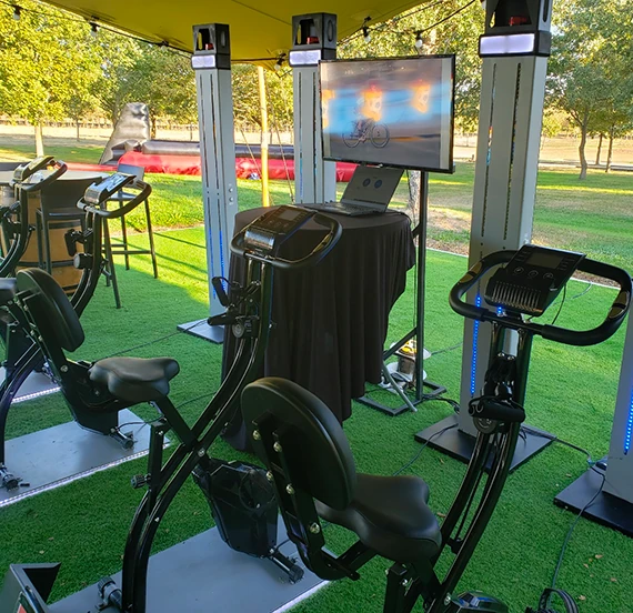 Simulateur de vélo énergie avec écran installé en plein air