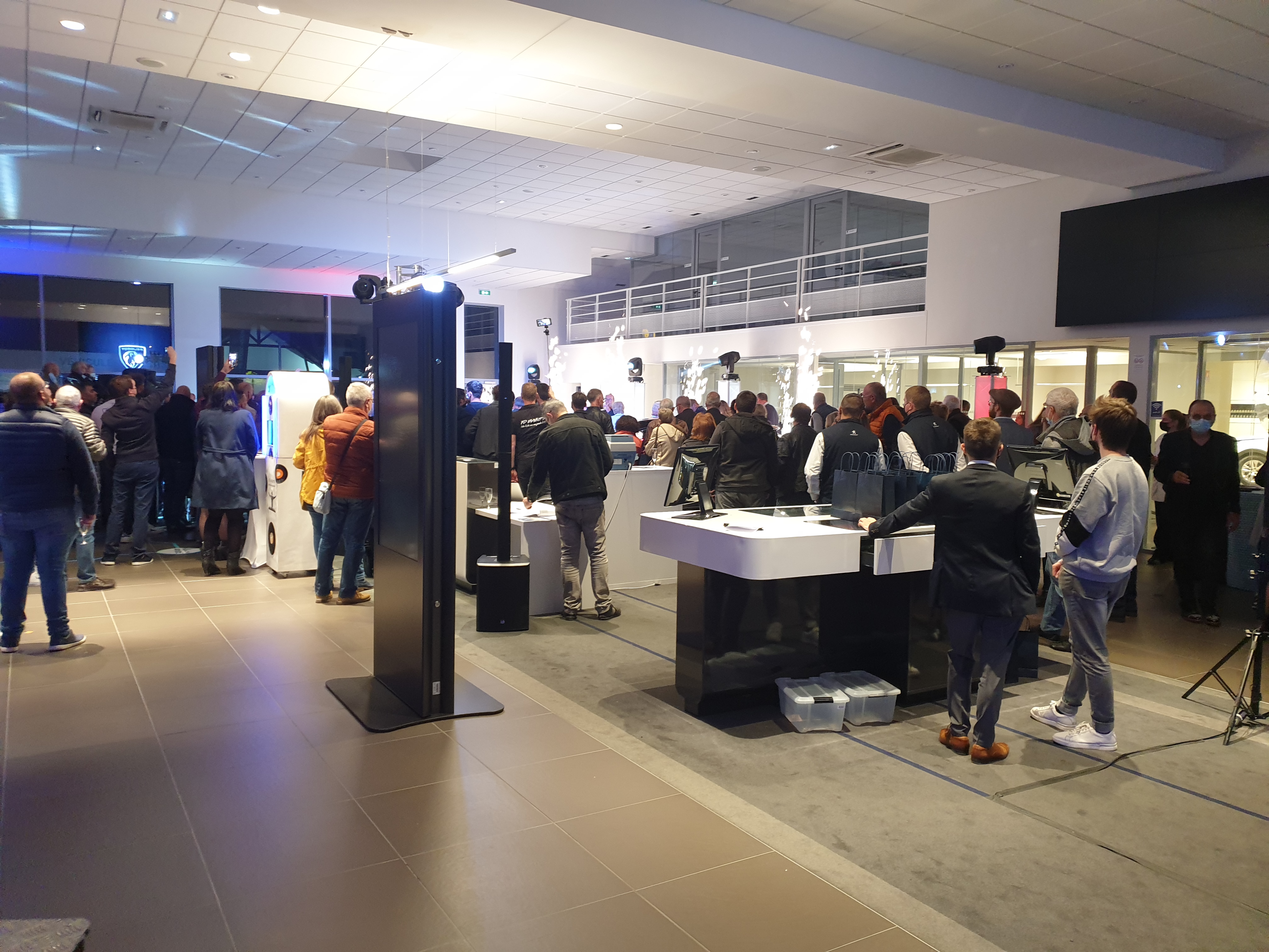 Invités découvrant des animations technologiques lors d'une soirée Peugeot à Montargis