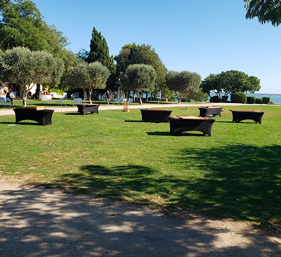 Stand de jeux en bois avec visiteurs lors d'une fête