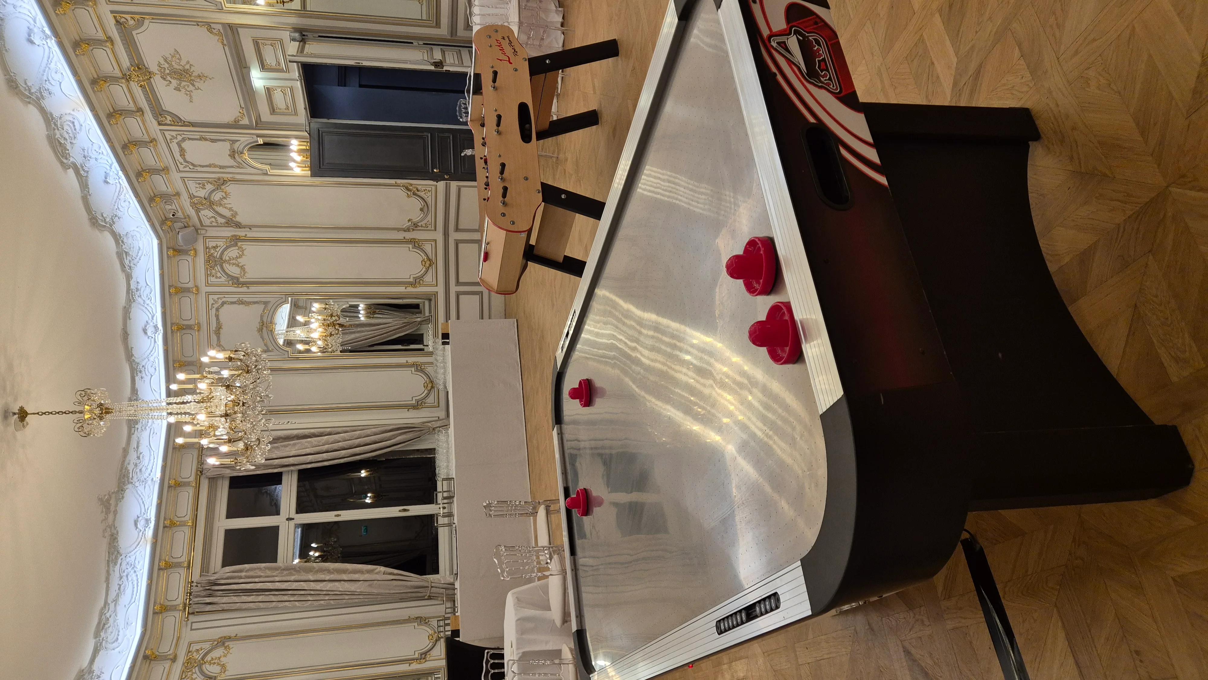 Deux participants s'affrontent sur une table air hockey lors d'un séminaire d'entreprise