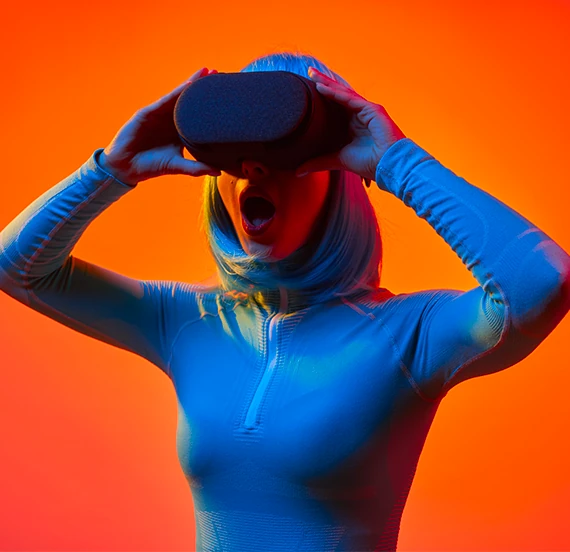 Une femme portant un casque de réalité virtuelle