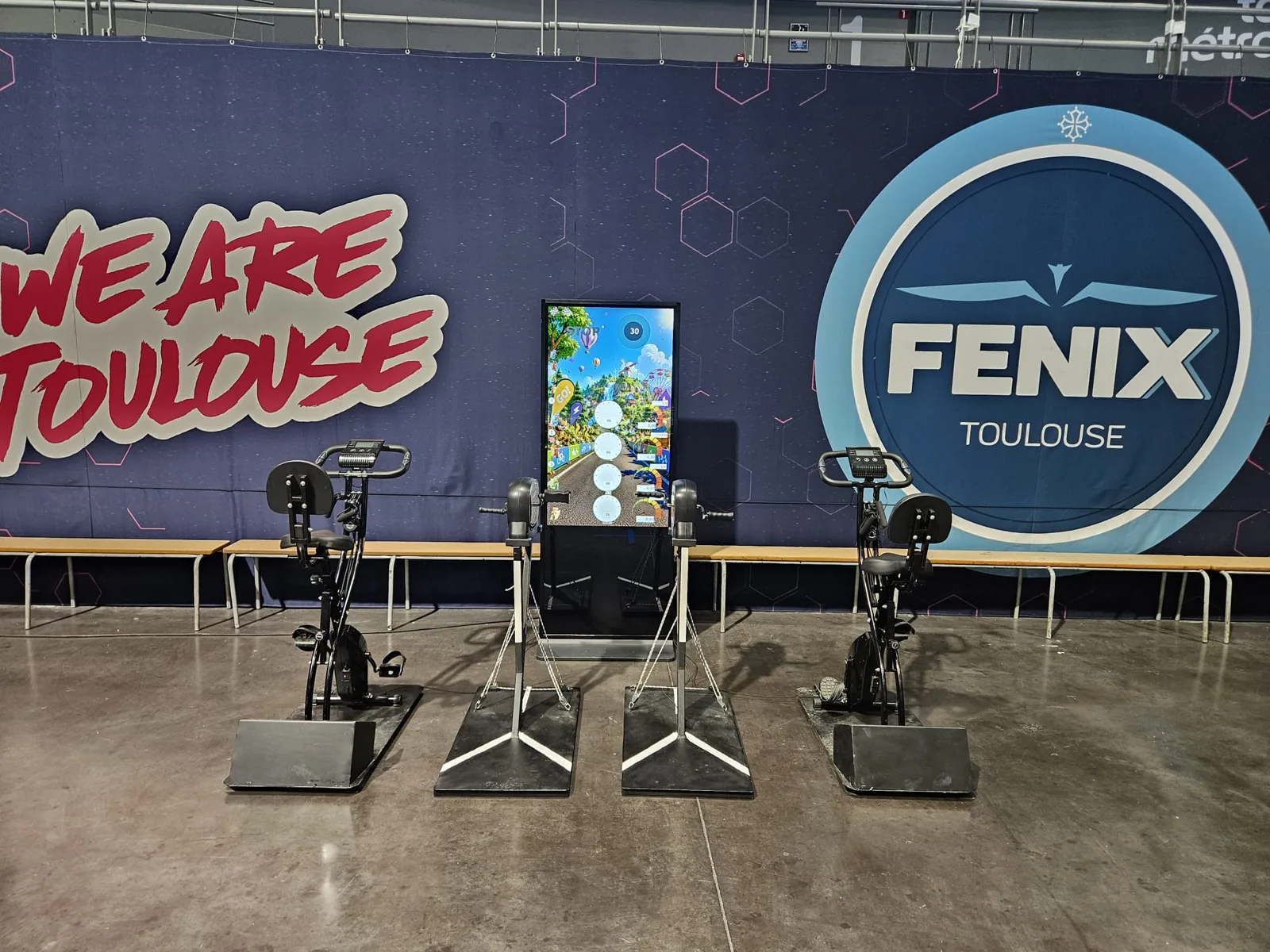 Animation vélo challenge devant le mur We Are Toulouse pour la journée des partenaires du Fenix Toulouse Handball