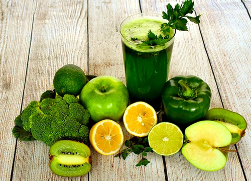 Groupe de collaborateurs partageant des smoothies préparés au vélo blender