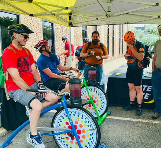 Participant pédalant sur un vélo smoothie pour mixer des fruits frais